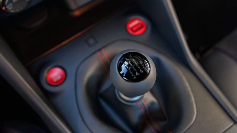 Nissan Z NISMO 2026: ¡Hurra! Se puede cambiar de marchas.