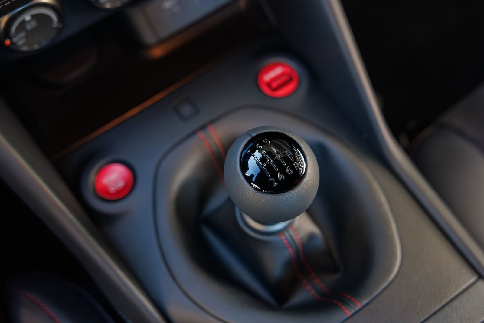 Nissan Z NISMO 2026: ¡Hurra! Se puede cambiar de marchas.