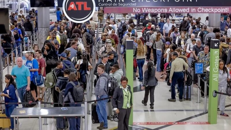 Las renuncias en ciertos aeropuertos de EE.UU. alcanzan casi el 40 % mientras Trump activa al ICE