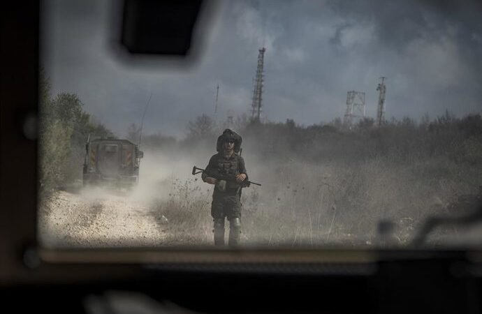 El ejército israelí anuncia un nuevo despliegue de tropas en el sur de Líbano durante intensos