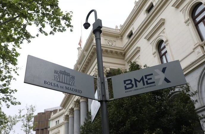 El Ibex 35 desciende un 1,54% al inicio y se sitúa por debajo de los 17.800 puntos ante la