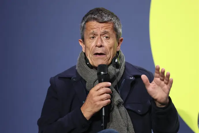 Emmanuel Carrère señala la «resiliencia» de Pedro Sánchez: «Muestra más realismo que otros