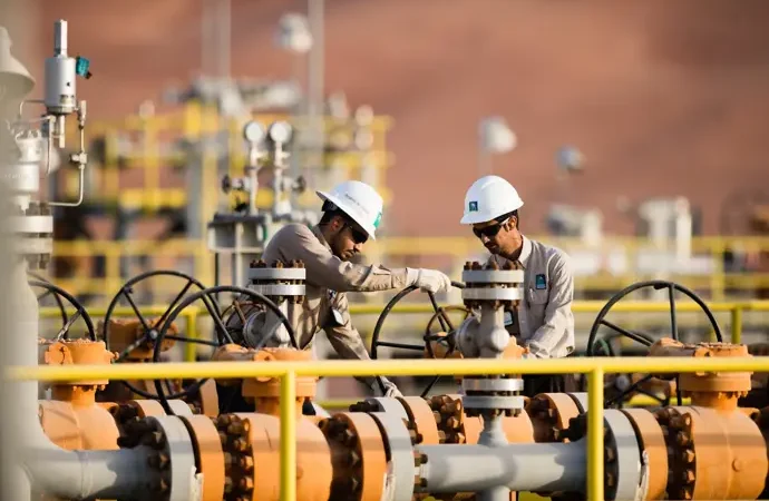 Arabia Saudí reduce su producción de petróleo para estabilizar los precios en el mercado global