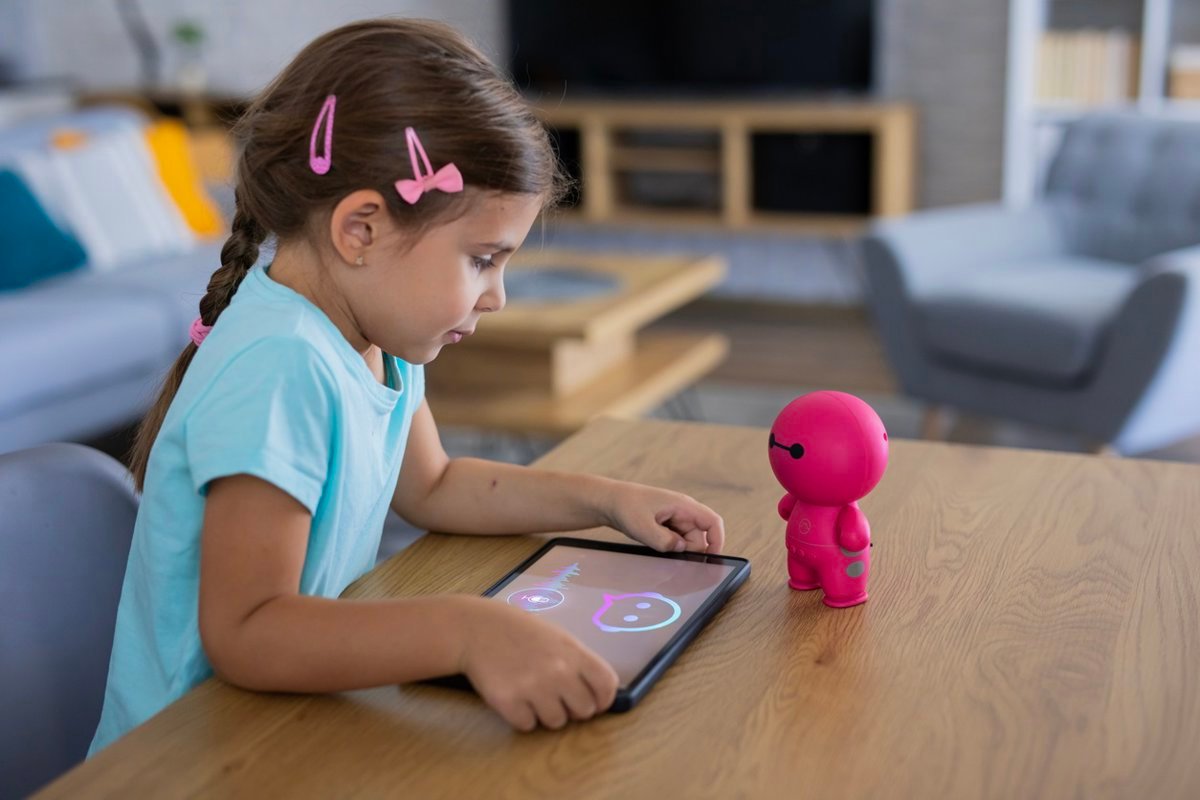 Alertan sobre riesgos psicológicos y emocionales de juguetes con IA para niños pequeños