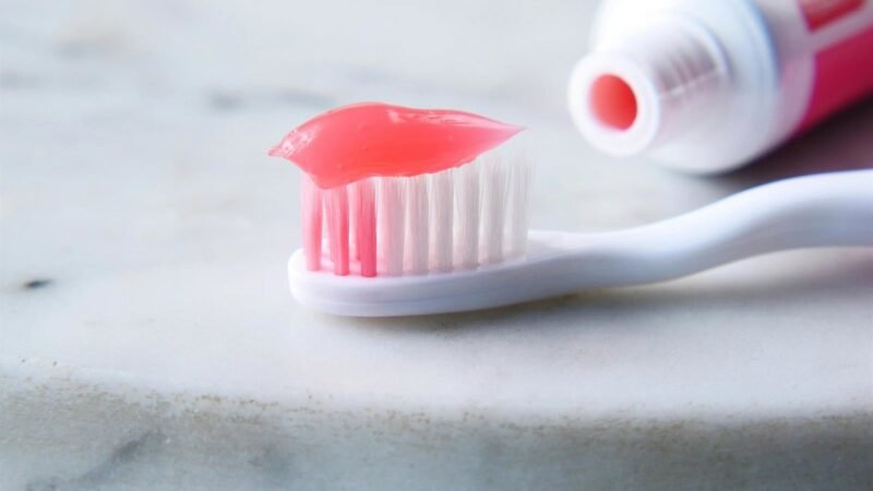 Un estudio confirma que el flúor en la pasta de dientes no es tóxico ni perjudica el cerebro