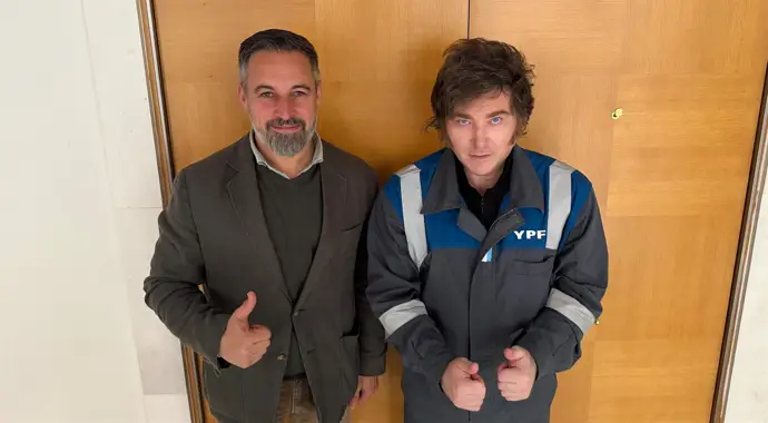 Abascal se reúne en Madrid con el presidente argentino, Javier Milei; 8.400 españoles han salido