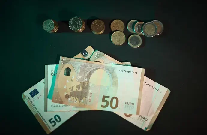 El Tesoro emite 5.550 millones en bonos y aumenta el interés ante posible subida de tipos