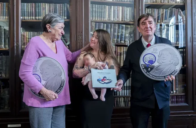Una moneda del 8M homenajea a Almudena Grandes: «Heredera de mujeres que lucharon por avanzar