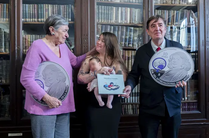 Una moneda del 8M homenajea a Almudena Grandes: «Heredera de mujeres que lucharon por avanzar