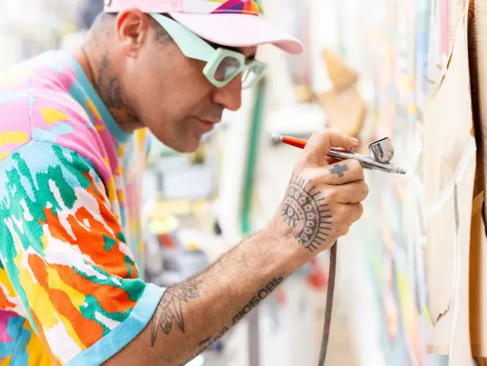 Okuda San Miguel cumple 30 años llenando de color y diversidad el arte: «el ser humano se aleja de