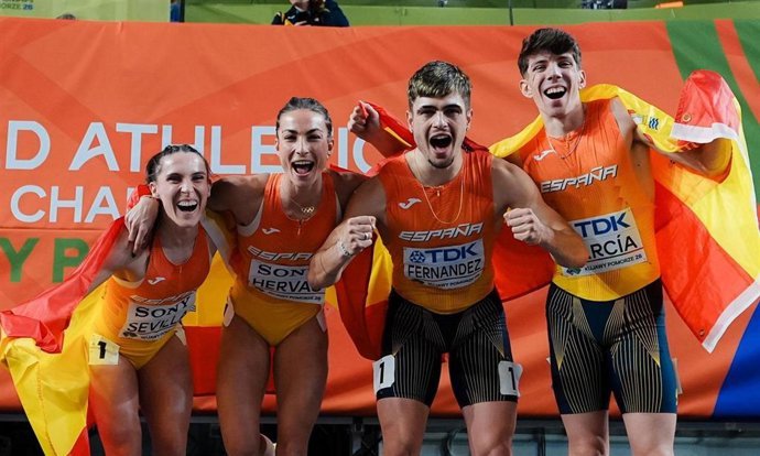 El cuarteto del relevo 4×400 mixto celebra el orgullo y la increíble medalla de plata en el Mundial
