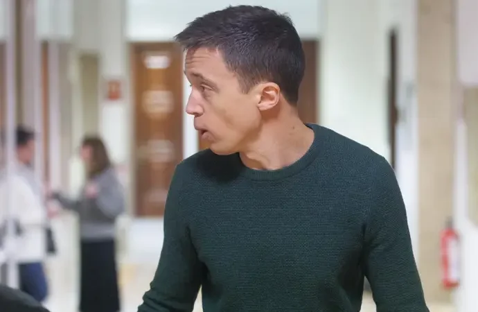 Un juez interroga a Mouliaá y Errejón tras acusarlo de extorsionar a testigos en un caso relevante