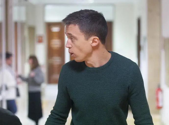 Un juez interroga a Mouliaá y Errejón tras acusarlo de extorsionar a testigos en un caso relevante