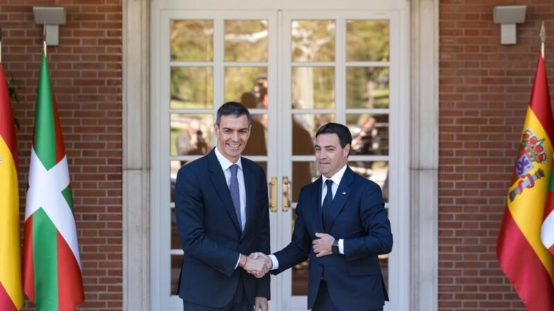 Sánchez y Pradales acuerdan establecer un órgano bilateral para gestionar los aeropuertos en