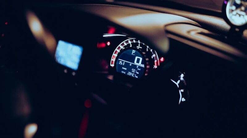 Cómo la tecnología automotriz moderna refleja las plataformas digitales