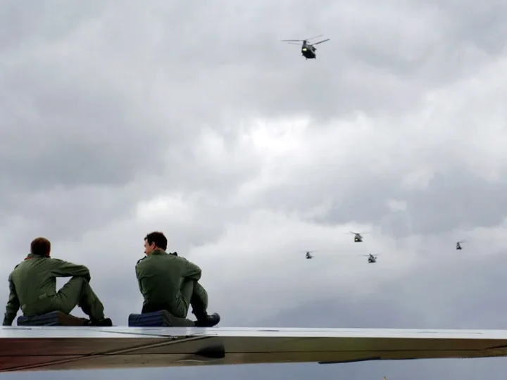 El primer bombardero estadounidense llega a Inglaterra para participar en la guerra en Irán