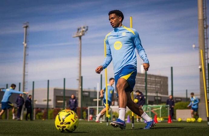 Balde y Koundé entrenan parcialmente con el grupo en la reanudación de la actividad del Barça