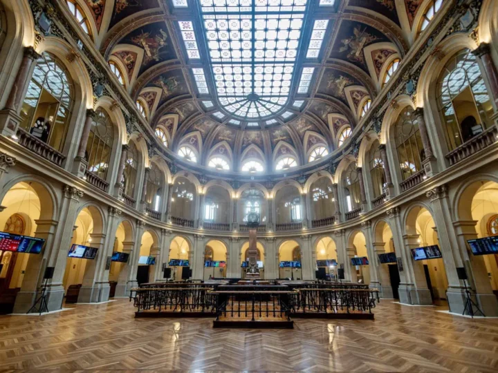 El Ibex 35 sube un 0,89% en la media sesión y supera los 17.100 puntos