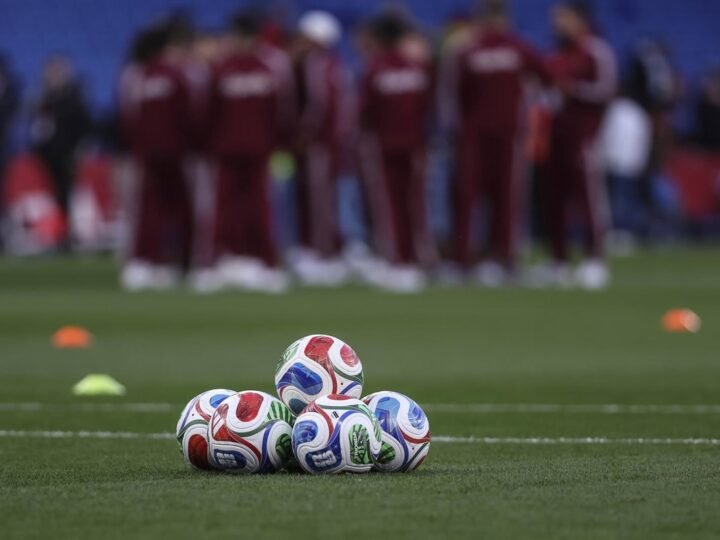 Cánticos de hinchas que apoyan, abucheos al himno en el estadio, pasión y fervor en la grada