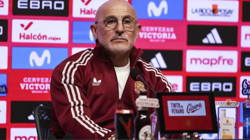 De la Fuente expresa su «total repulsa» por los cánticos racistas, considerándolos intolerables