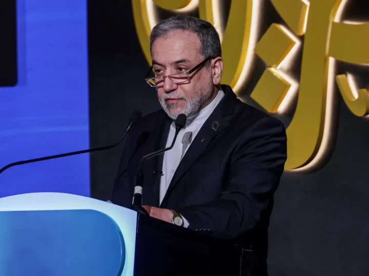 Irán reconoce conversaciones con el enviado de EEUU, pero afirma que su confianza es inexistente