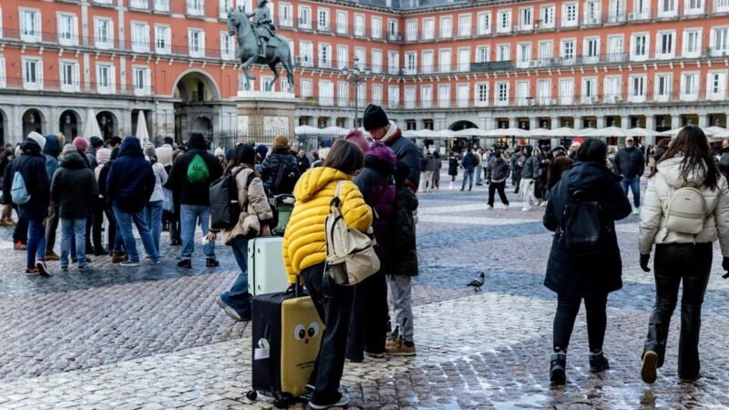 España acogió a 10,7 millones de turistas extranjeros hasta febrero, con un gasto histórico de