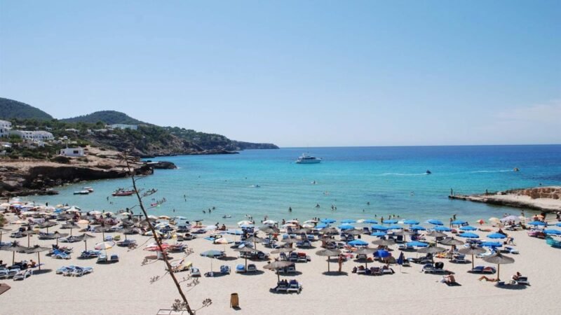 eBooking anticipa aumento de turistas y precios hoteleros en España este verano debido al conflicto