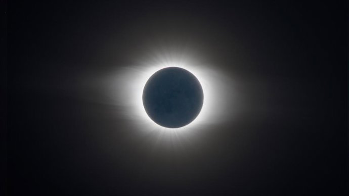 Cuida tus ojos durante el eclipse solar total: solo utiliza gafas certificadas para verlo de forma