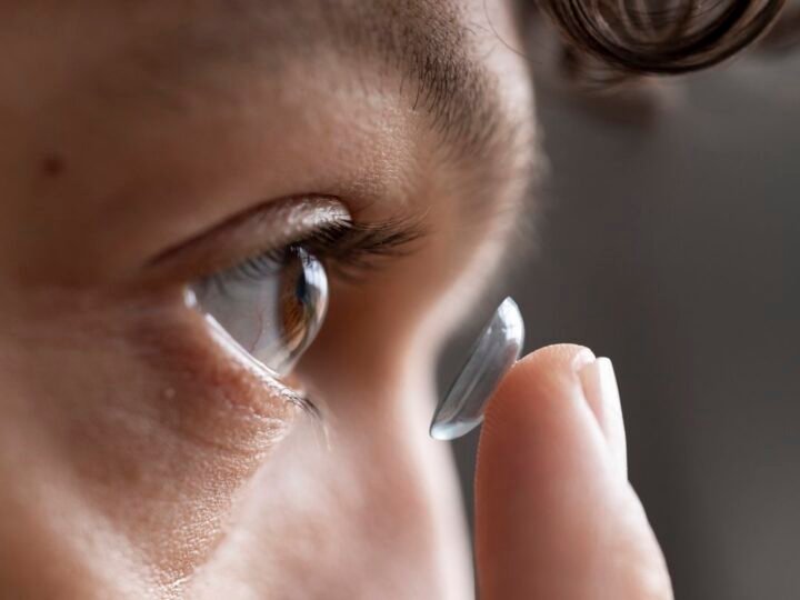 Investigadores crean lentes que monitorean la presión ocular y administran tratamiento