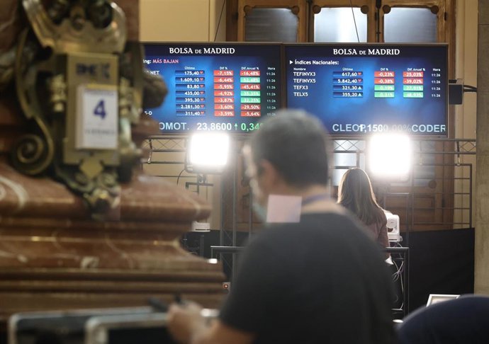 El Ibex 35 se mantenía en 18.100 puntos (-0,15%) por la inestabilidad del alto el fuego entre EEUU