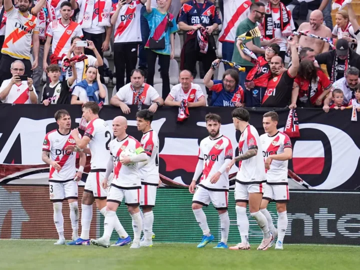 El Rayo vence al AEK y alimenta sus ilusiones en la Conference League con una gran actuación