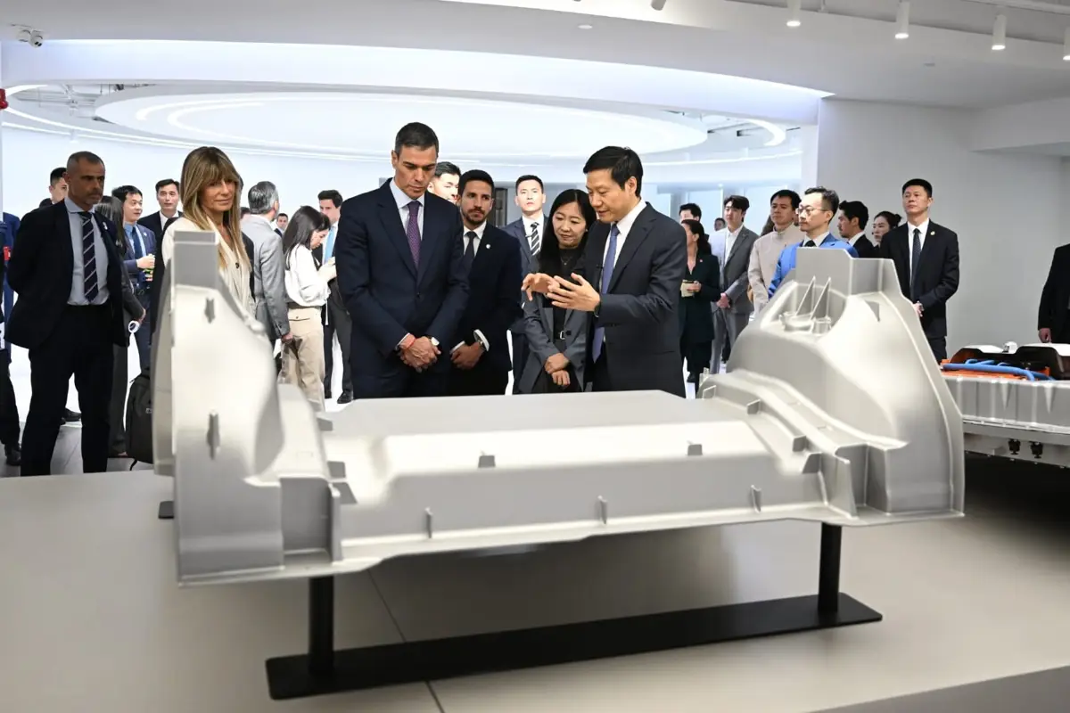 Sánchez dialoga con empresarios chinos del sector automotriz y energías renovables para impulsar