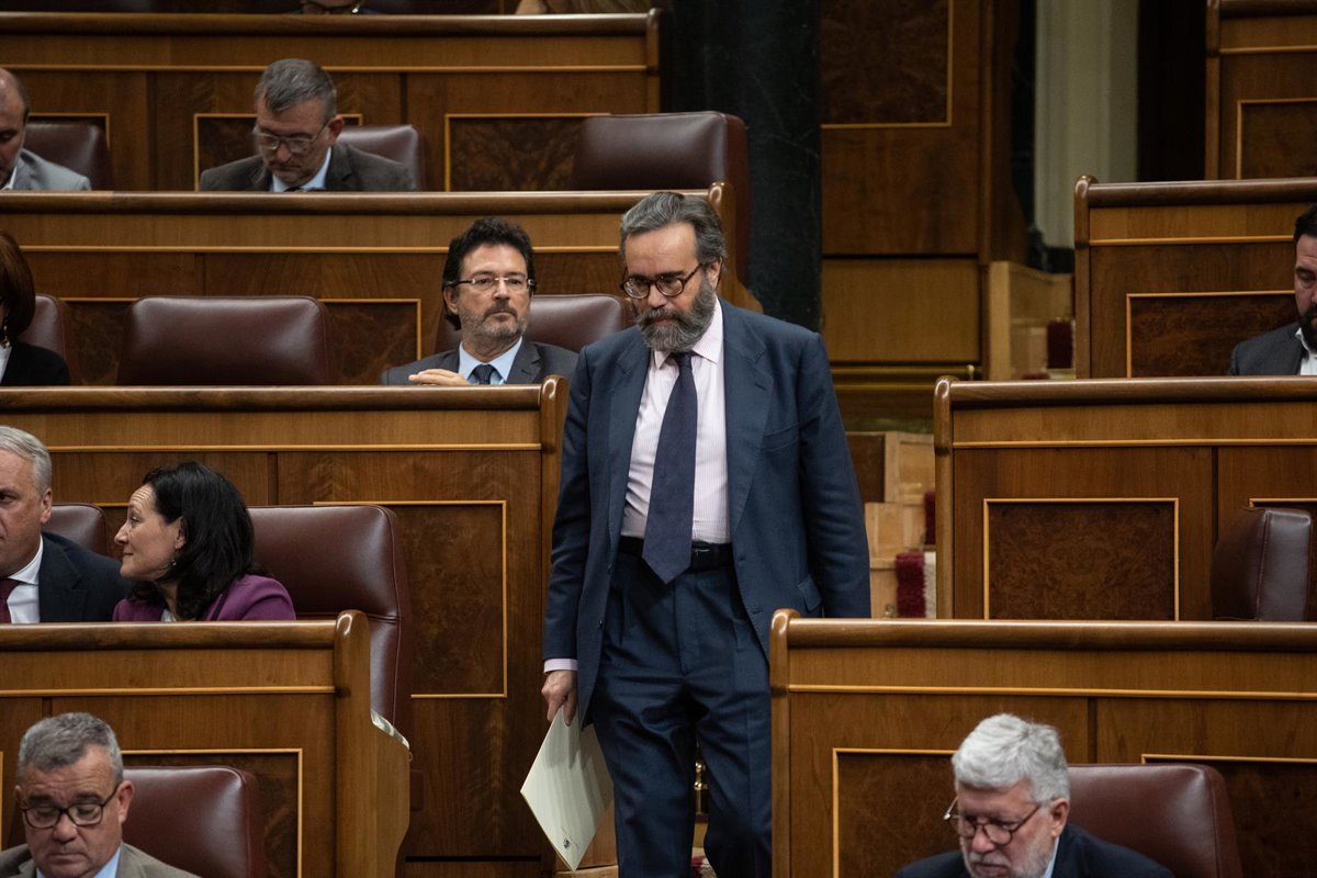 El Gobierno pide al PP que rechace la actitud del diputado de Vox en el Congreso, urgiendo a actuar.