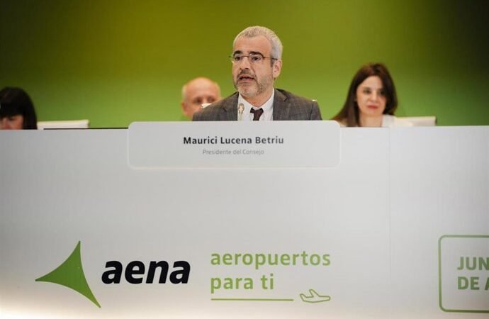 Lucena critica la presión de aerolíneas y apoya el aumento de tarifas para proteger la inversión