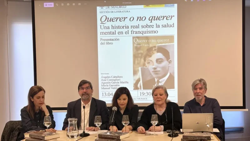 Manuel Valdivia estrena su primera novela, ‘Querer o no querer’, que explora memoria y salud mental