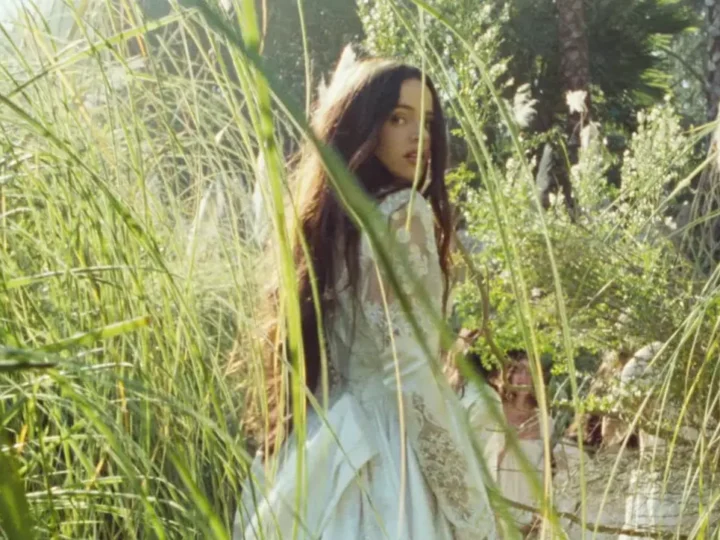 Rosalía lanza ‘Lux’ completo en digital, incluyendo ‘Focu Ranni’, ‘Novia Robot’ y ‘Jeanne’ en