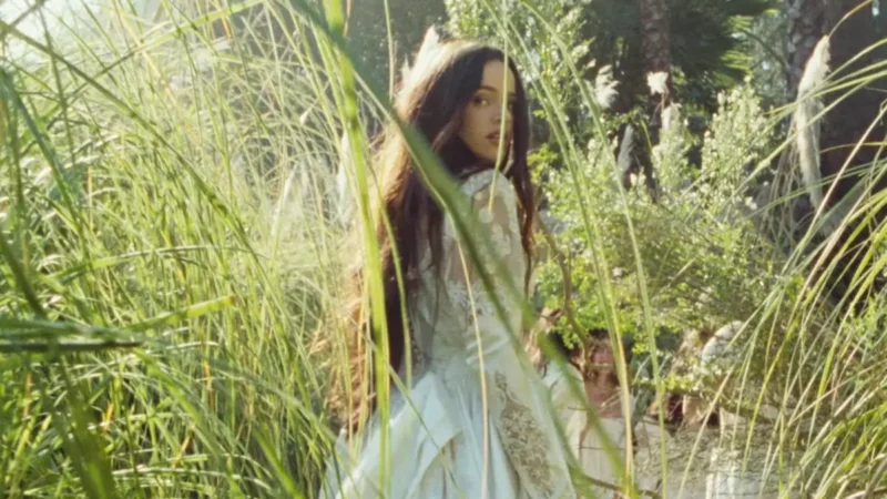 Rosalía lanza ‘Lux’ completo en digital, incluyendo ‘Focu Ranni’, ‘Novia Robot’ y ‘Jeanne’ en