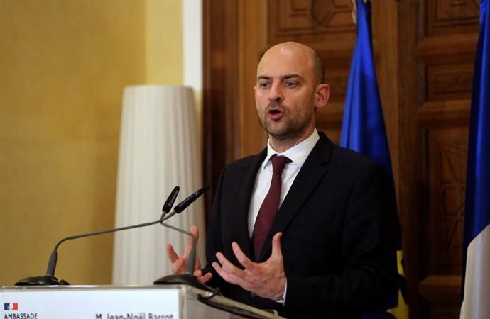 Francia confirma el regreso de una octogenaria detenida por el ICE tras la muerte de su esposo