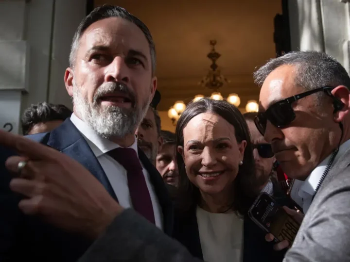 Abascal a Ayuso: «Prioridad nacional» no es «exclusividad» y la reta a «recurri» ante la Justicia