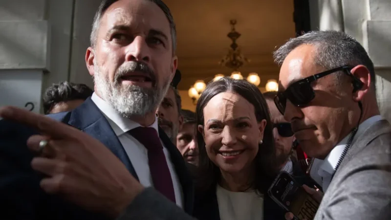 Abascal a Ayuso: «Prioridad nacional» no es «exclusividad» y la reta a «recurri» ante la Justicia