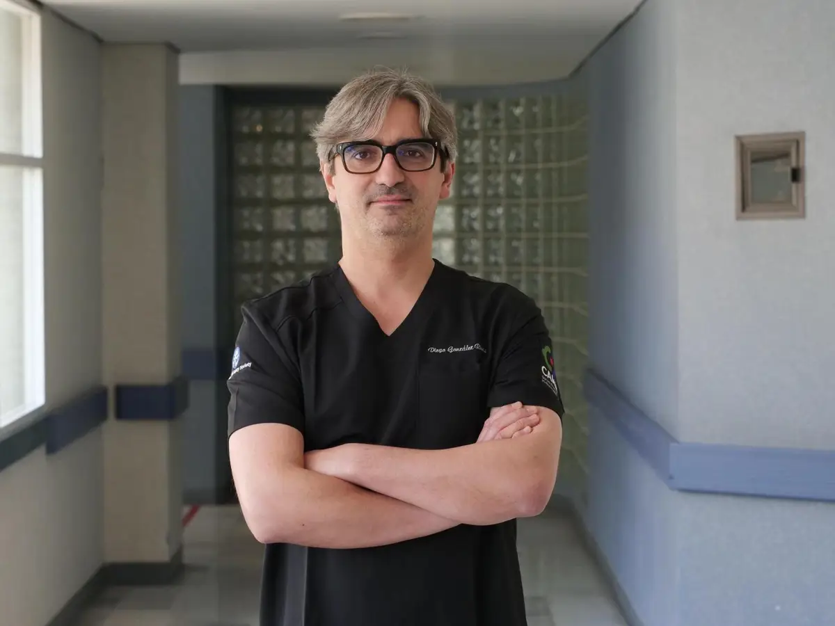 Diego González Rivas aconseja a los nuevos cirujanos: dominar la IA y los robots sin olvidar lo
