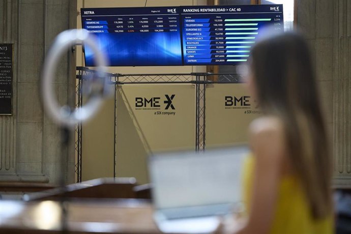 El Ibex 35 desciende un 1,2% al inicio y se ubica por debajo de los 18.300 puntos, con el Brent en