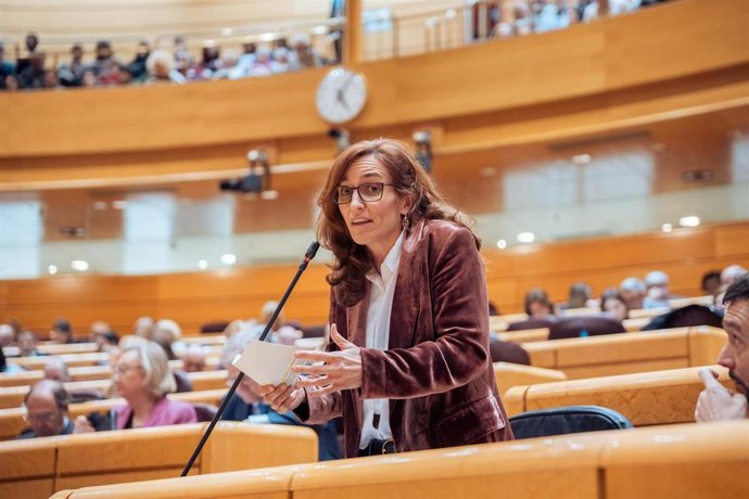 Mónica García enfrenta el concepto de universalidad contra la ‘prioridad nacional’ de PP y Vox