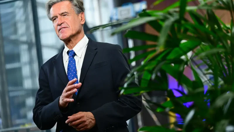 El PSOE solicita a Bruselas que aclare si la «prioridad nacional» de Vox y PP contradice los