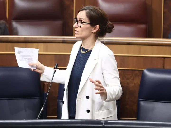 Sanidad considera revisar el modelo universitario para asegurar la vinculación territorial de los