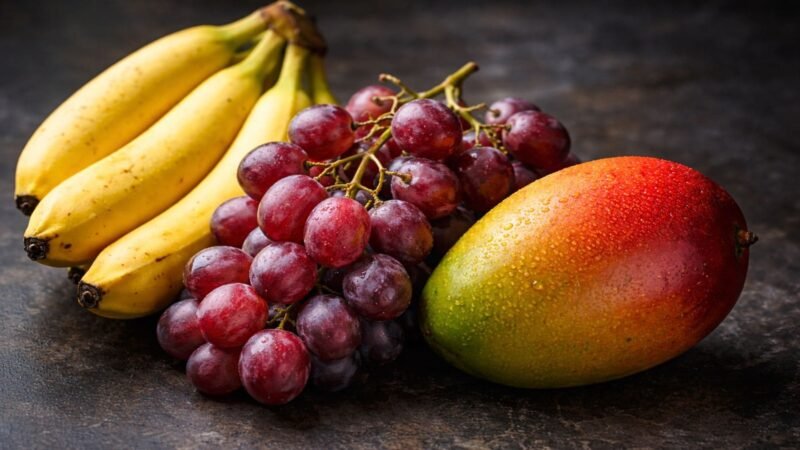 Los especialistas advierten sobre 3 frutas muy azucaradas que conviene evitar por la noche