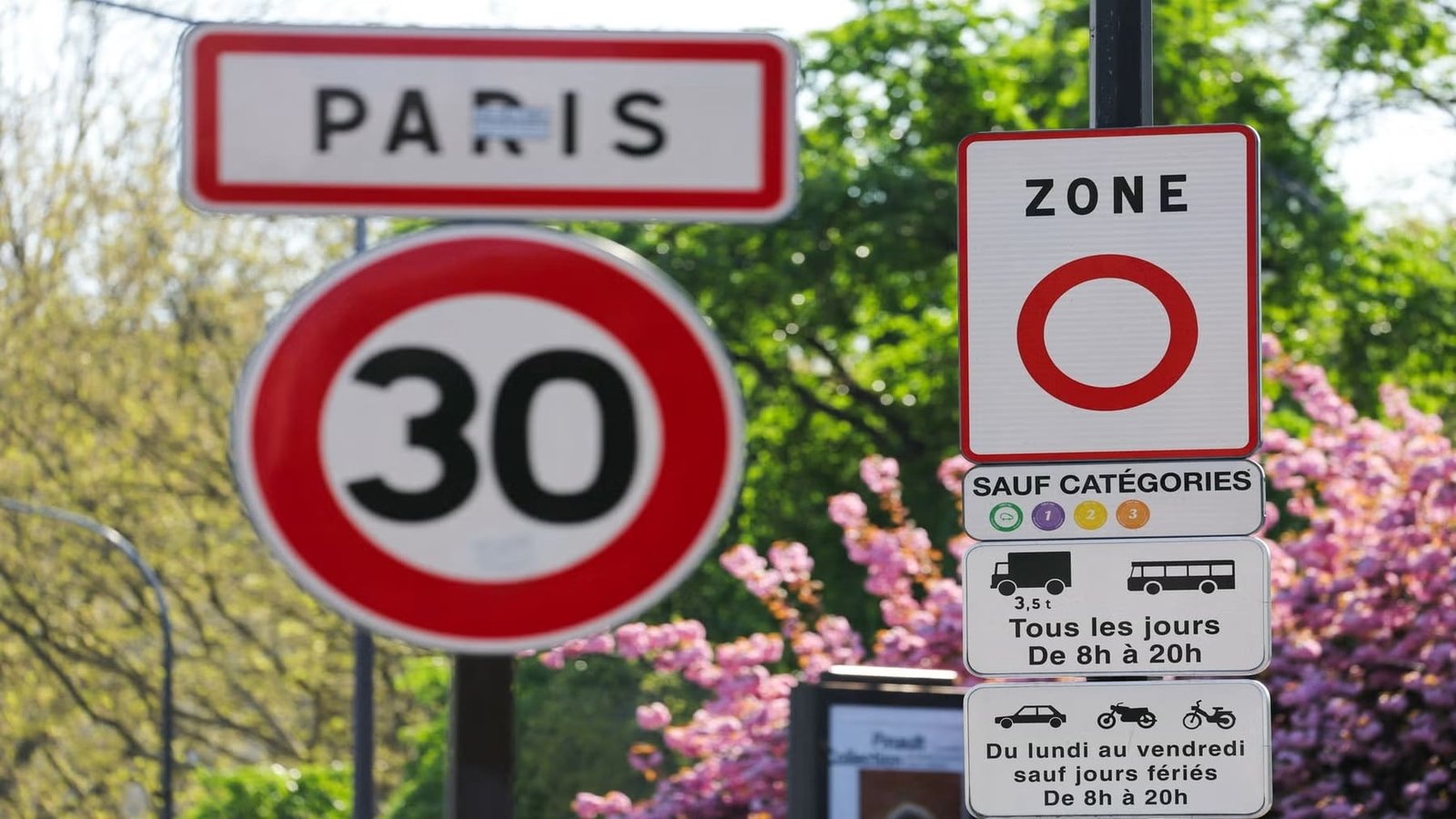 La eliminación de zonas de bajas emisiones en Francia provoca un intenso debate político y