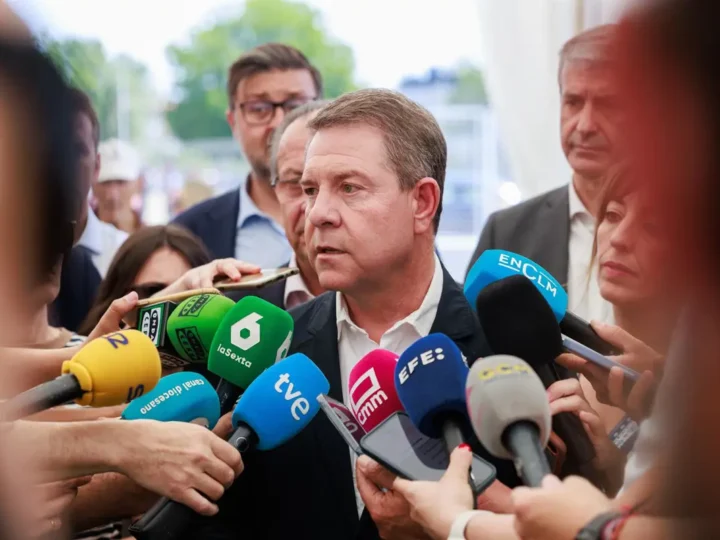 Page considera que este es el momento de mayor riesgo para el PSOE y solicita de nuevo elecciones